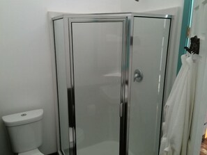 Sèche-cheveux, serviettes fournies, savon, shampoing