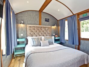 3 bedrooms, bed sheets - Brunel Boutique Railway Carriage 2 (Dawlish Warren)