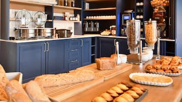 Petit déjeuner buffet (13.90 EUR par personne)
