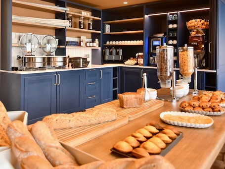 Desayuno buffet diario (EUR 13.90 por persona)