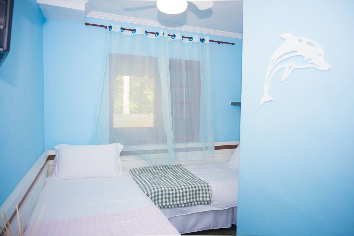 Minibar, free WiFi, bed sheets