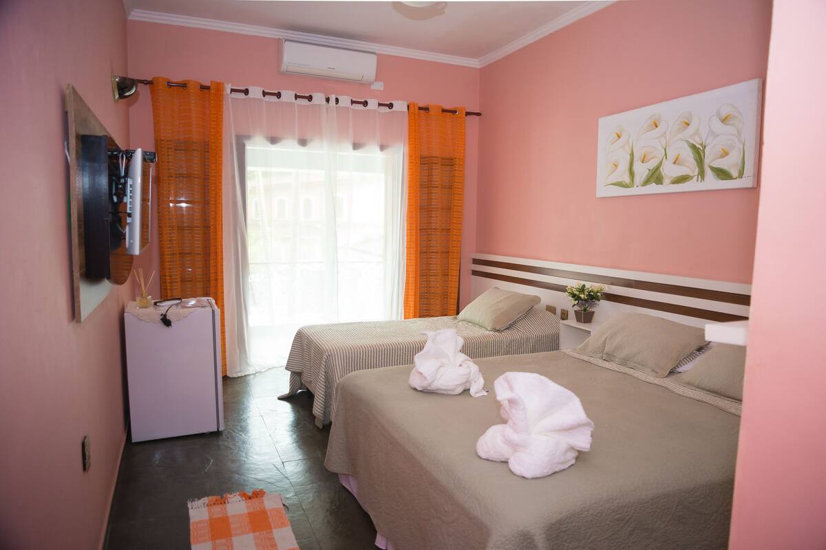 Minibar, free WiFi, bed sheets