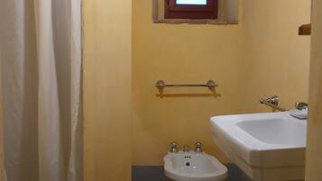 Secadora de cabello, toallas, jabón, shampoo