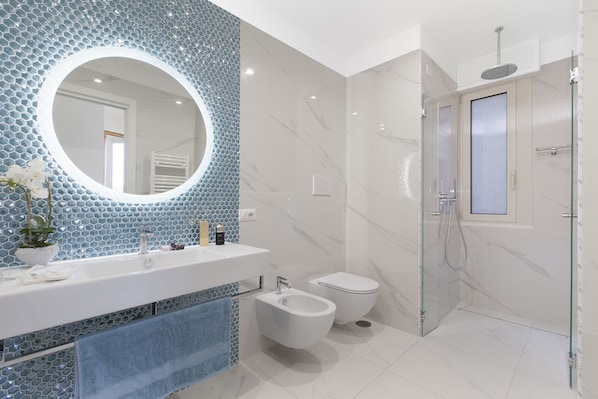 Apartment, 2 Bedrooms | Bathroom | Combined shower/bathtub, deep-soaking bathtub, rainfall showerhead