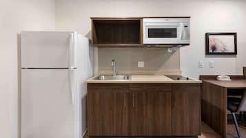 Desk, laptop workspace, free WiFi, bed sheets