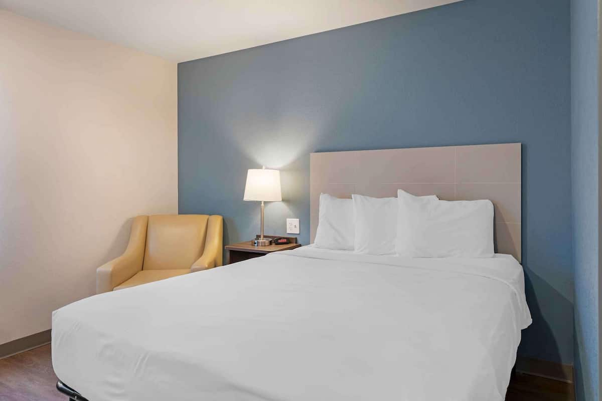 Standard Studio, 1 Queen Bed, Non Smoking, Refrigerator & Microwave
