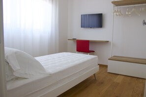 Habitación cuádruple | Minibar, caja de seguridad en la habitación y escritorio 