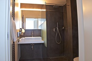 Single Room | Bathroom | Shower, hair dryer, slippers, bidet - Chiaroscuro (Belforte del Chienti)