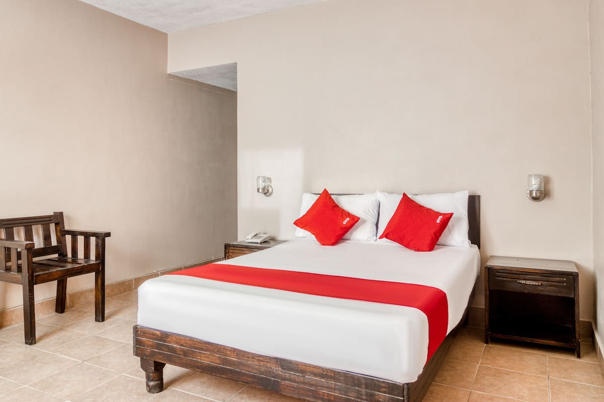 1 habitación, insonorización y tabla de planchar con plancha