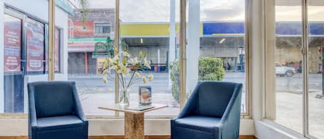 Siddeområde i lobbyen