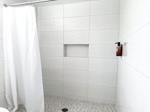 Habitación Deluxe | Baño | Regadera, toallas, jabón 