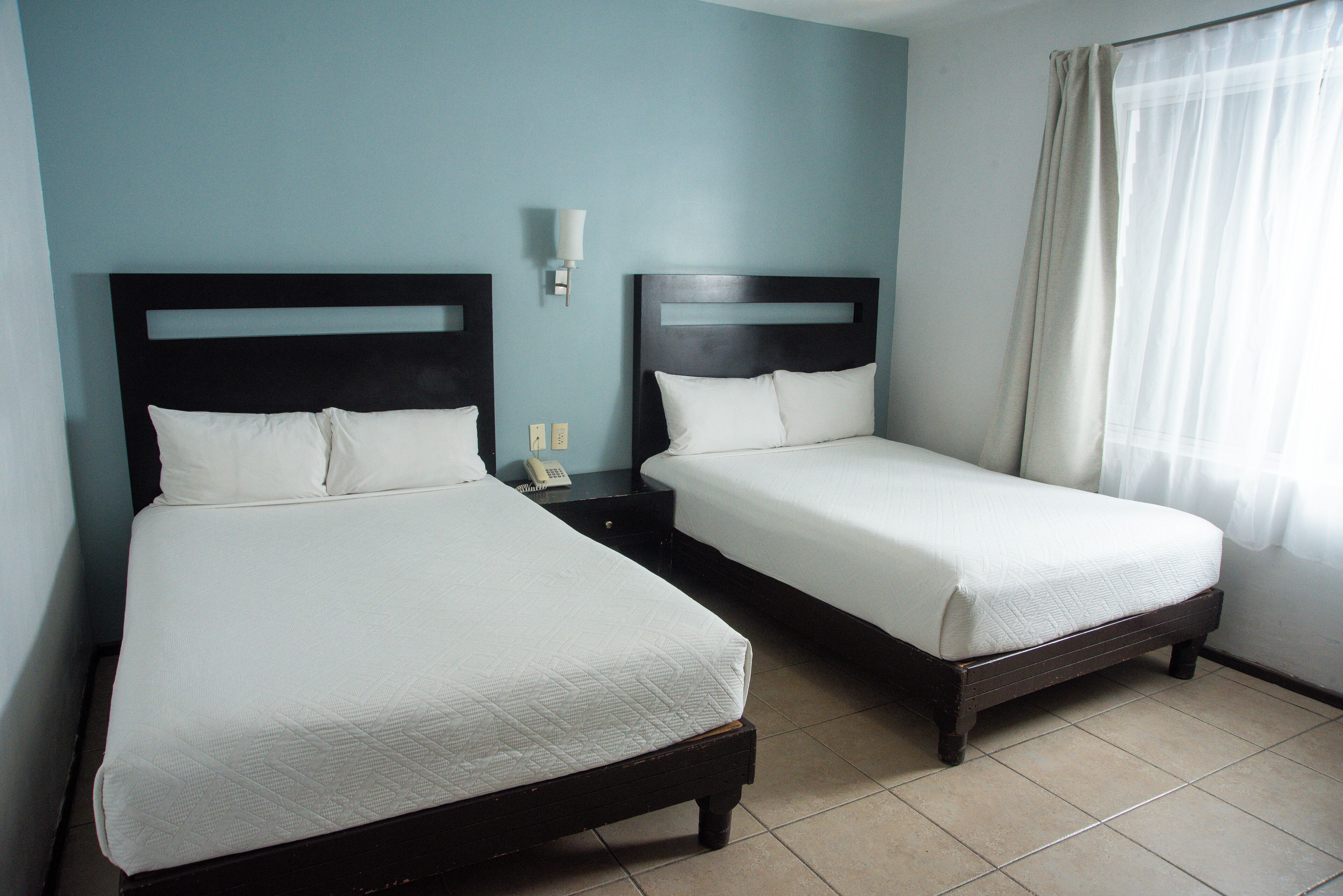 Habitación Deluxe, 2 camas matrimoniales | Insonorización, tabla de planchar con plancha y wifi gratis 