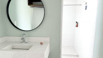 Deluxe Room | Bathroom | Shower, towels, soap