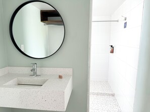 Habitación Deluxe | Baño | Regadera, toallas, jabón 