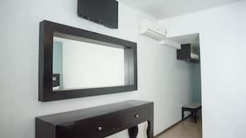 Deluxe Room, 2 Double Beds | Soundproofing, iron/ironing board, free WiFi, bed sheets