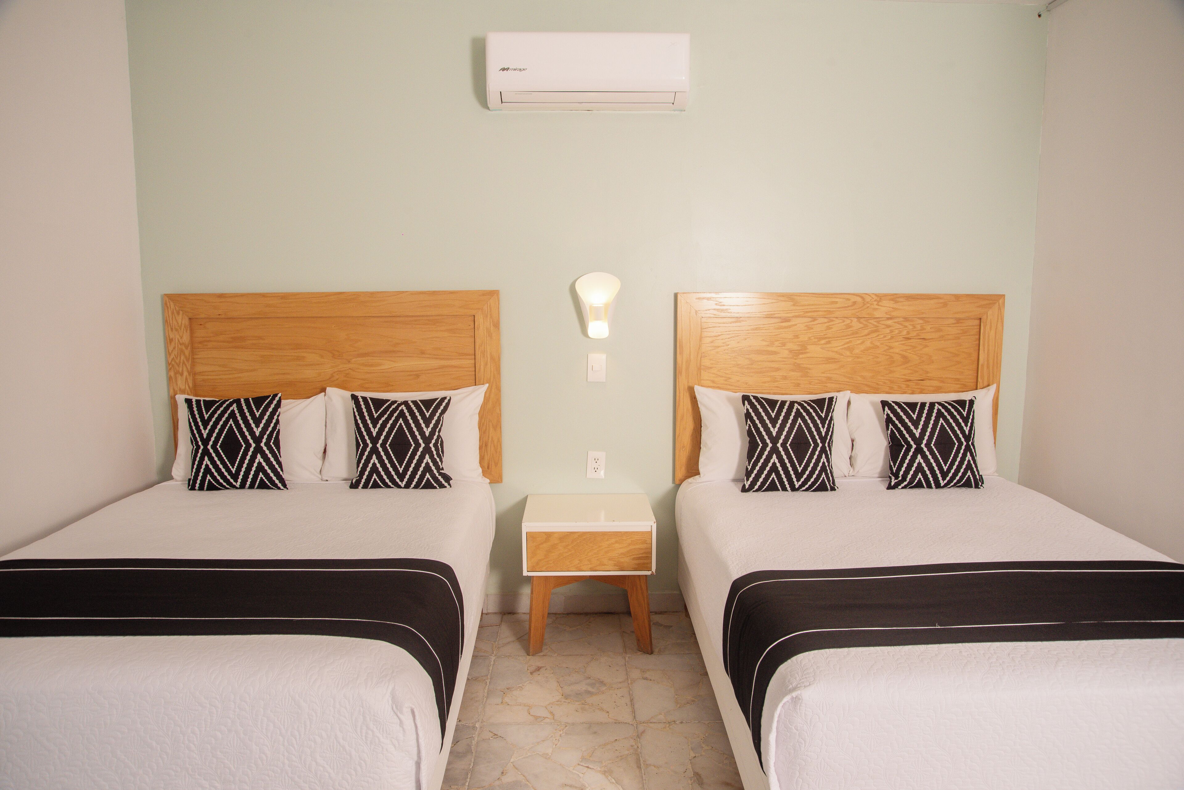 Lydisolert, strykejern/-brett, wi-fi (inkludert) og sengetøy