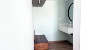 Habitación Deluxe | Baño | Regadera, toallas, jabón
