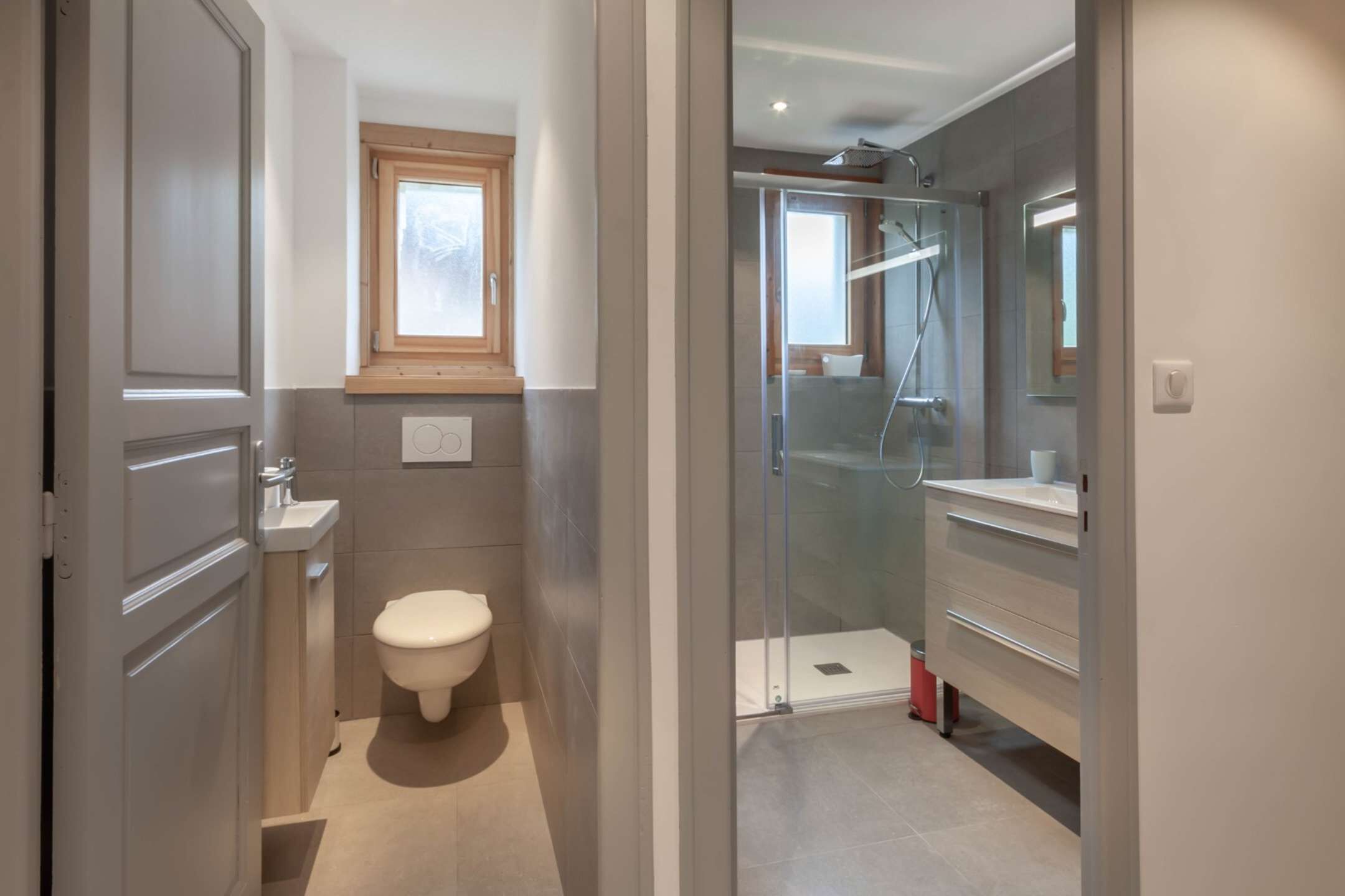 Ein modernes Badezimmer mit Toilette, Dusche und Waschtisch.