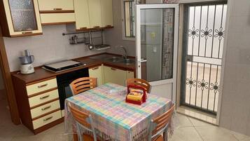 Fridge, oven, stovetop, coffee/tea maker