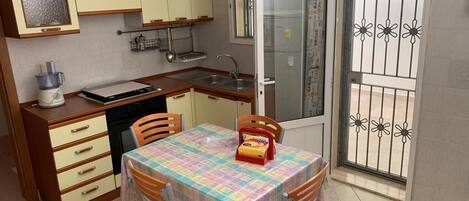 Fridge, oven, stovetop, coffee/tea maker