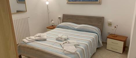 2 habitaciones, tabla de planchar con plancha, wifi y ropa de cama