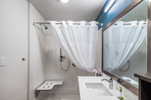 Combined shower/tub, free toiletries, hair dryer, towels - Candlewood Suites Pecos by IHG (Pecos)