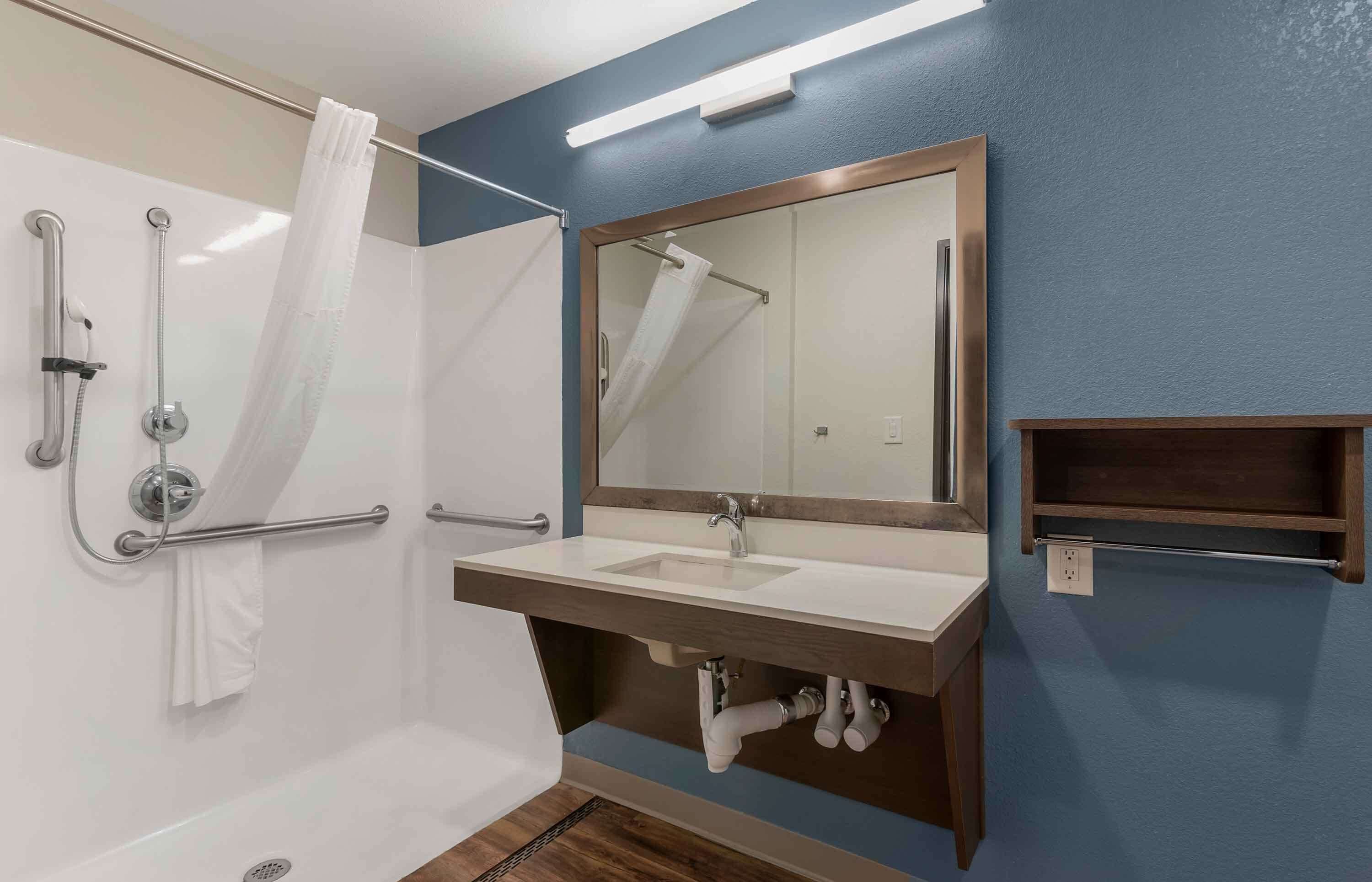 Combined shower/bathtub, hair dryer, towels, soap