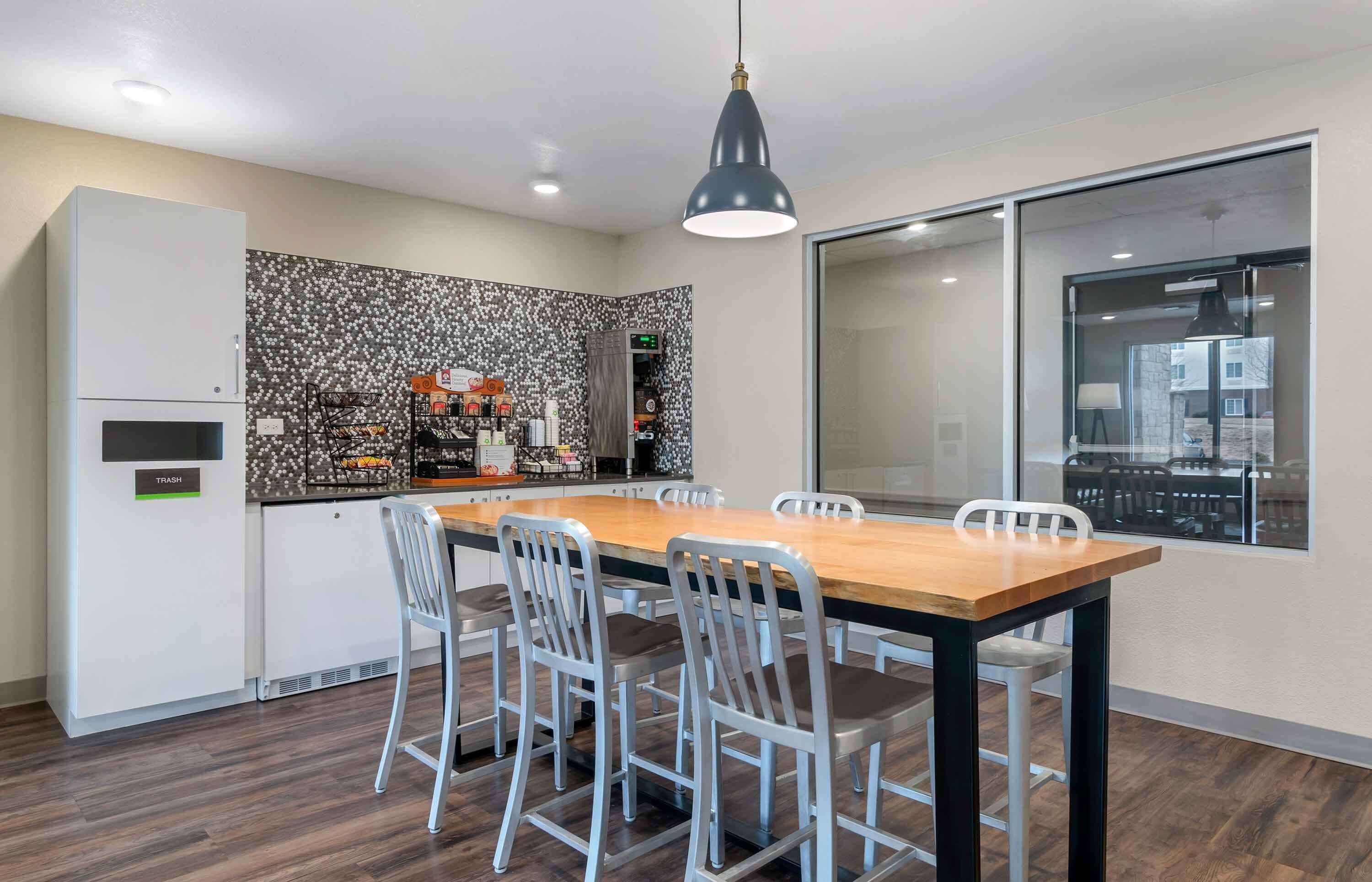 Sudah termasuk sarapan dibawa pulang setiap hari