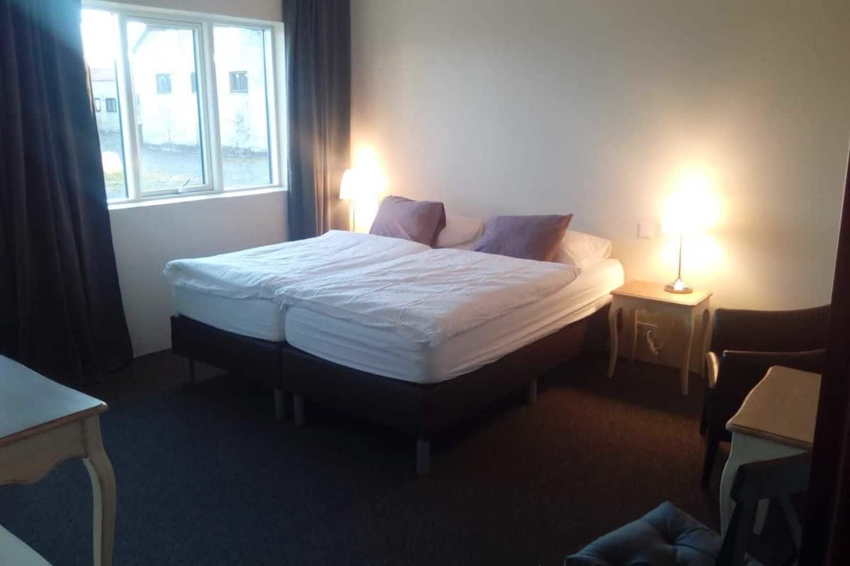 Blackout drapes, free WiFi, bed sheets