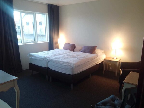 Cortinas blackout, wifi gratis y ropa de cama