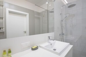 Exclusive Apartment | Bathroom | Shower, rainfall showerhead, free toiletries, hair dryer - Novis Apartments Panorama View (Warsaw)