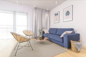 Exclusive Apartment | Living room | 55-inch flat-screen TV with cable channels, Smart TV, Netflix - Novis Apartments Panorama View (Warsaw)