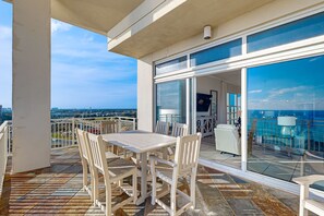 Outdoor dining - Beachfront condo w/private balcony, Gulf views & on-site shared amenities (Destin)