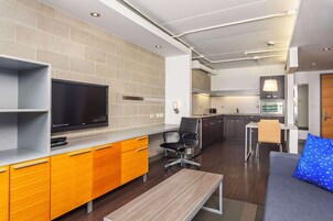 1 habitación, caja de seguridad en la habitación y escritorio 