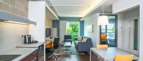 1 kamar tidur, brankas, meja kerja, dan ruang kerja ramah laptop