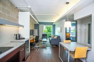 1 habitación, caja de seguridad en la habitación y escritorio 