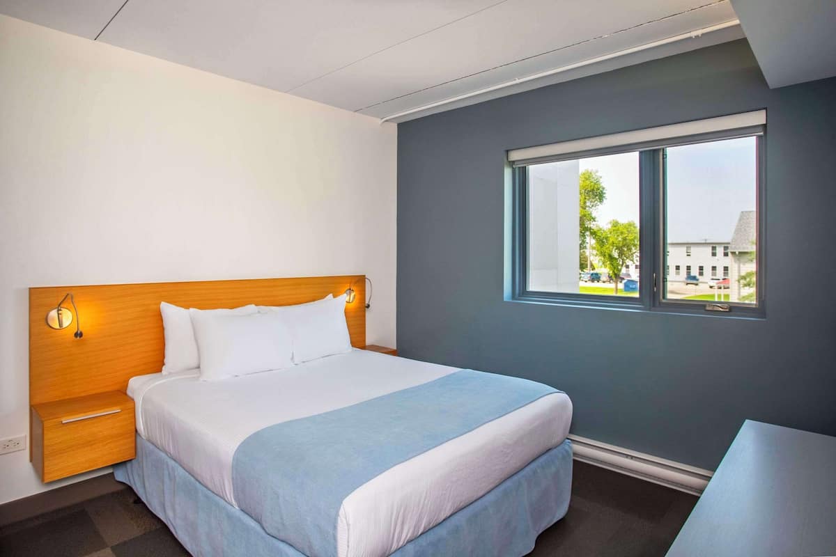 Suite, 1 grand lit, non-fumeurs (Efficiency) | 1 chambre, coffres-forts dans les chambres, bureau