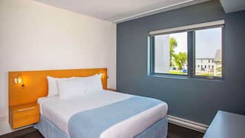 Suite, 1 Queen Bed, Non Smoking (Efficiency)