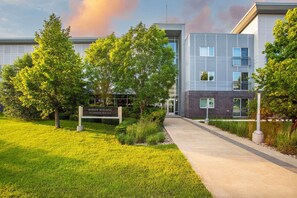 Exterior - Barker Suites Southport (Portage La Prairie)