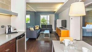 1 室のベッドルーム、セーフティボックス (室内)、デスク、ノートパソコン用作業スペース