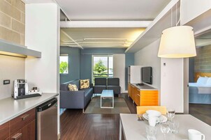 1 habitación, caja de seguridad en la habitación y escritorio