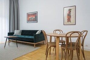 디럭스 아파트 | 거실 공간 | 케이블 채널 시청이 가능한 55인치 평면 TV, 스마트 TV, 스트리밍 서비스