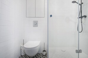 Deluxe Apartment | Bathroom | Shower, hydromassage showerhead, free toiletries, hair dryer