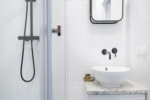 Apartament Deluxe | Bany | Dutxa, capçal de dutxa d'hidromassatge i articles de tocador gratuïts 