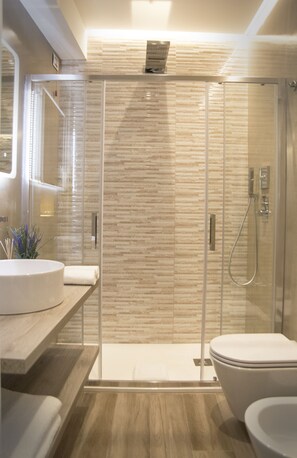 Habitació triple Deluxe | Bany | Dutxa, articles de tocador gratuïts, assecador de cabells i bidet 