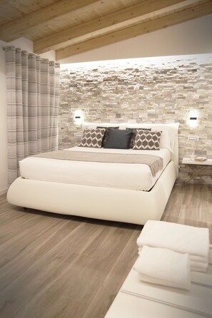 Chambre triple supĂ©rieure, cĂŽtĂ© jardin | SystĂšme dâinsonorisation, lit de bĂ©bĂ© (gratuit), accĂšs au Wi-Fi (inclus)