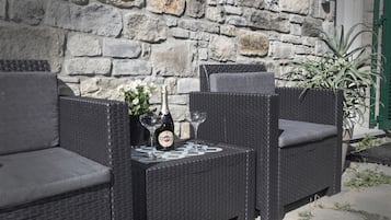 Deluxe-Dreibettzimmer | Terrasse/Patio