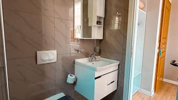 Kamar Quadruple Keluarga | Kamar mandi | Perlengkapan mandi gratis, pengering rambut, sandal, dan kloset