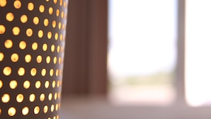 Un gros plan d’un objet cylindrique perforé, avec un arrière-plan flou.