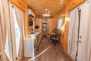 Cabane (Tiny House Dragonfly) | Coin séjour | Télévision à écran plat de 40 pouces avec chaînes par satellite